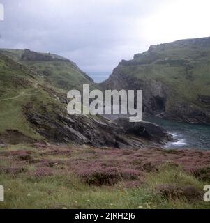 1971, le rovine del castello di Tintagel sulla costa frastagliata della Cornovaglia settentrionale, Inghilterra, Regno Unito. L'antico sito del Castello di Tintagel è storicamente associato con le leggende di Re Artù, menzionato per la prima volta nel 12th ° secolo nella mitologia 'Historia Regum Britanniae' da Geoffrey di Monmouth. Foto Stock