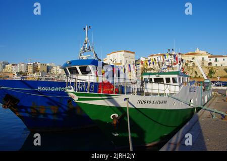 Termoli - Molise - la barca da pesca 'nuovo Saturno' ormeggiata nel porto di Termoli, sullo sfondo l'antico borgo Foto Stock