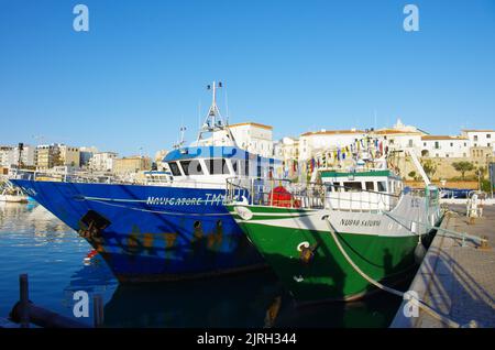 Termoli - Molise - la barca da pesca 'nuovo Saturno' ormeggiata nel porto di Termoli, sullo sfondo l'antico borgo Foto Stock