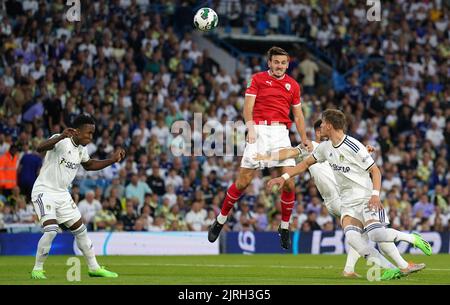 Barnsley's Liam Kitching si dirige verso il gol durante la seconda partita della Carabao Cup a Elland Road, Leeds. Data immagine: Mercoledì 24th agosto, 2022. Foto Stock