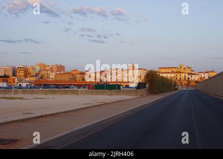 Termoli, Molise. L'antico borgo illuminato dal sole della mattina presto Foto Stock