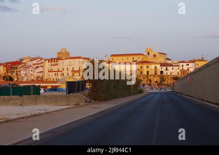 Termoli, Molise. L'antico borgo illuminato dal sole della mattina presto Foto Stock