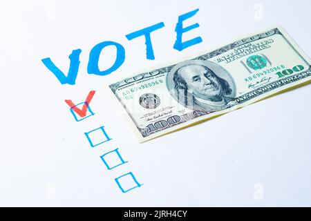 Concetto di acquisto dei voti degli elettori. Vota, dollari su sfondo bianco. Foto Stock