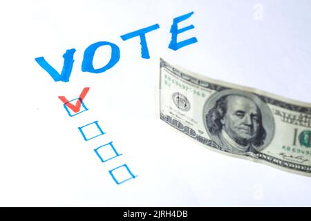 Concetto di acquisto dei voti degli elettori. Vota, dollari su sfondo bianco. Foto Stock