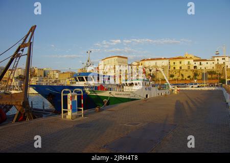 Termoli - Molise - la barca da pesca 'nuovo Saturno' ormeggiata nel porto di Termoli, sullo sfondo l'antico borgo Foto Stock