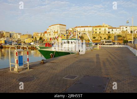 Termoli - Molise - la barca da pesca 'nuovo Saturno' ormeggiata nel porto di Termoli, sullo sfondo l'antico borgo Foto Stock