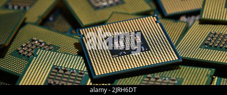 Primo piano sui processori del computer. Messa a fuoco selettiva. Banner lungo Foto Stock
