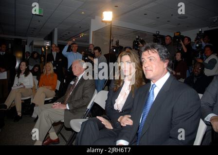 **FILE PHOTO** Jennifer Flavin file per divorzio da Sylvester Stallone. Washington DC., USA, 15 dicembre 2006 Sylvester Stallone tiene la mano di sua moglie Jennifer Flavin (con il grande anello di diamanti gialli) durante l'evento in cui dona i cimeli del pugilato dai film 'Rocky' al museo Smithsonian di storia americana. Per la mostra ''tesori dello Smithsonian' Credit: Mark Reinstein/MediaPunch Foto Stock