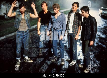 TOM CRUISE, Patrick Swayze, C. THOMAS HOWELL, Rob Lowe, Emilio Estevez, outsiders, 1983 Foto Stock