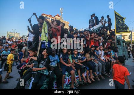 Rafah, territori palestinesi. 24th ago, 2022. I palestinesi partecipano a un raduno anti-Israele a Rafah organizzato da combattenti del movimento islamico della Jihad. Credit: Mohammed Talatene/dpa/Alamy Live News Foto Stock