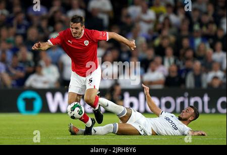 Barnsley's Liam Kitching (a sinistra) e Leeds United's Sam Greenwood combattono per la palla durante la seconda partita della Carabao Cup a Elland Road, Leeds. Data immagine: Mercoledì 24th agosto, 2022. Foto Stock