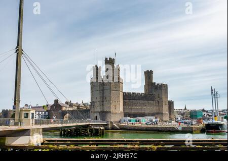 Caernarfon, Regno Unito - 10 luglio 2022: Il ponte oscillante a Caernarfon nel Galles del Nord, noto anche asPont Yr Aber Foto Stock