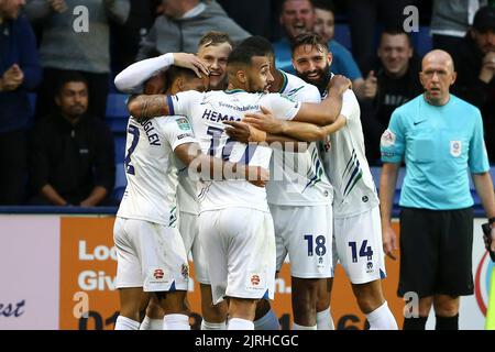 Birkenhead, Regno Unito. 24th ago, 2022. Elliott Nevitt di Tranmere Rovers (2nd da sinistra) festeggia con i suoi compagni di squadra dopo aver segnato il 1st° gol della sua squadra. EFL Carabao Cup round 2 match, Tranmere Rovers contro Newcastle Utd al Prenton Park di Birkenhead, The Wirral mercoledì 24th agosto 2022. Questa immagine può essere utilizzata solo per scopi editoriali. Solo per uso editoriale, licenza richiesta per uso commerciale. Nessun utilizzo nelle scommesse, nei giochi o nelle pubblicazioni di un singolo club/campionato/giocatore. pic di Chris Stading/Andrew Orchard SPORTS photography/Alamy Live news Credit: Andrew Orchard SPORTS photography/Alamy Live News Foto Stock