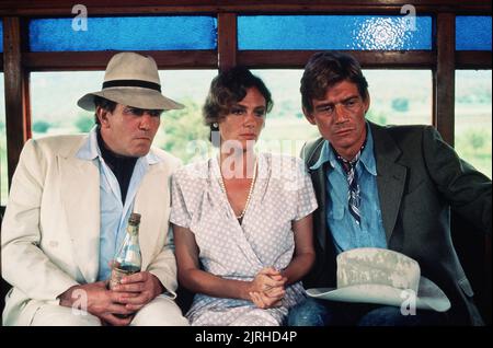 ALBERT FINNEY, Jacqueline Bisset, Anthony Andrews, SOTTO IL VULCANO, 1984 Foto Stock