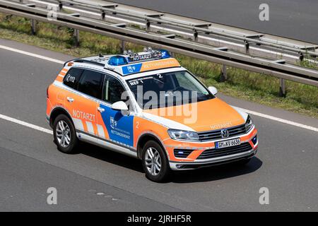 Auto medica tedesca di emergenza del distict Oberberg con illuminazione di emergenza attiva blu in autostrada Foto Stock