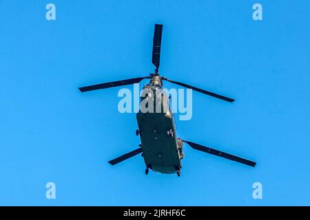 Eastbourne, East Sussex, Regno Unito. Con il Chinook HC6A all'annuale Eastbourne Airshow visto dalla spiaggia di Eastbourne. 20th agosto 2022. Credit David Smith/Alamy Live News Foto Stock