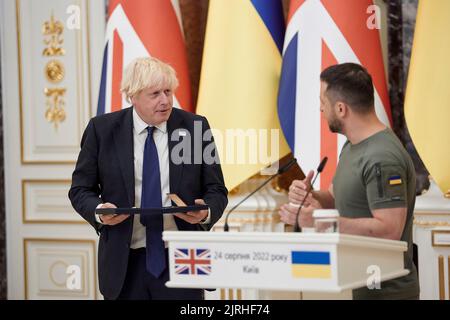 Lviv, Ucraina. 24th ago, 2022. Il presidente ucraino Volodymyr Zelenskyy, a destra, assegna la medaglia dell'Ordine della libertà al primo ministro britannico uscente Boris Johnson, a sinistra, al Palazzo Mariinsky, il 24 agosto 2022 a Kyiv Ucraina. Credit: Sarsenov Daniiar/Ukraine Presidency/Alamy Live News Foto Stock