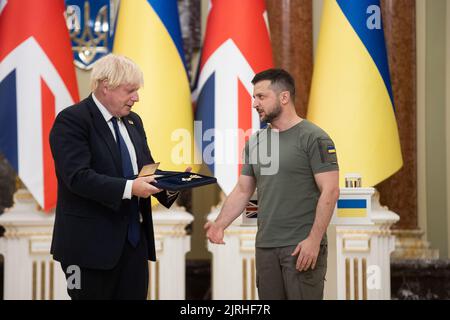 Lviv, Ucraina. 24th ago, 2022. Il presidente ucraino Volodymyr Zelenskyy, a destra, assegna la medaglia dell'Ordine della libertà al primo ministro britannico uscente Boris Johnson, a sinistra, al Palazzo Mariinsky, il 24 agosto 2022 a Kyiv Ucraina. Credit: Sarsenov Daniiar/Ukraine Presidency/Alamy Live News Foto Stock