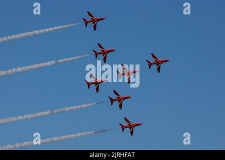 Eastbourne, East Sussex, Regno Unito. Con il RAF Red Arrows Display Team all'annuale Eastbourne Airshow visto dalla spiaggia di Eastbourne. 20th agosto 2022. Credit David Smith/Alamy Live News Foto Stock