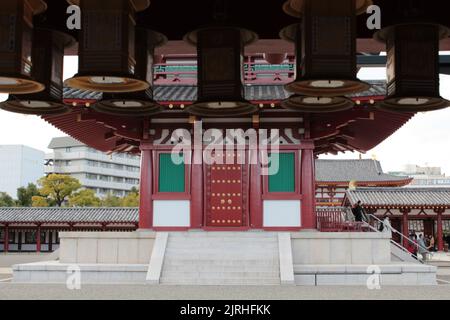 Scalinata che conduce alla famosa Shitennoji-Tower, Osaka, Giappone Foto Stock