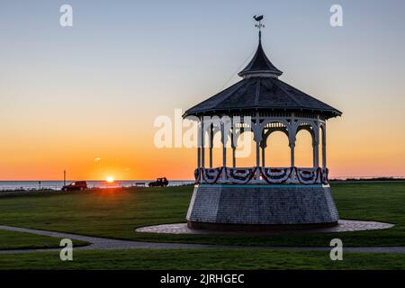 Il sole sorge dietro il gazebo Ocean Park (palco) in una mattinata limpida a Oak Bluffs, Massachusetts, sul Martha's Vineyard. Foto Stock