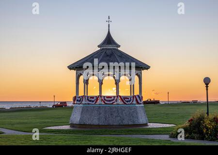 Il sole sorge dietro il gazebo Ocean Park (palco) in una mattinata limpida a Oak Bluffs, Massachusetts, sul Martha's Vineyard. Foto Stock