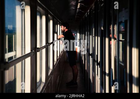 persona che viaggia in treno concetto di viaggio lento Foto Stock