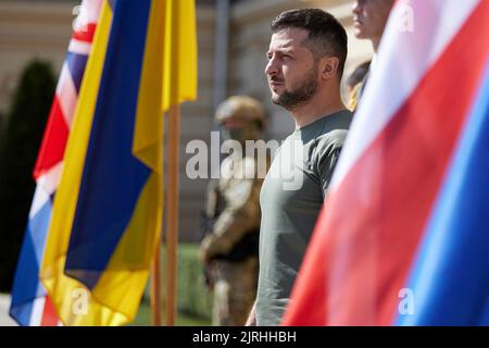 Kiev, Ucraina. 24th ago, 2022. Il presidente ucraino Volodymyr Zelenskyy, attende per salutare il primo ministro britannico Boris Johnson, al Palazzo Mariinskyi, 24 agosto 2022 a Kiev Ucraina. Credit: Sarsenov Daniiar/Ukraine Presidency/Alamy Live News Foto Stock