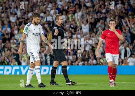 Leeds, Regno Unito. 24th ago, 2022. L'arbitro John Brooks assegna una sanzione a Leeds durante il primo semestre di Leeds, Regno Unito, il 8/24/2022. (Foto di James Heaton/News Images/Sipa USA) Credit: Sipa USA/Alamy Live News Foto Stock