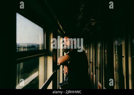 persona che viaggia in treno concetto di viaggio lento Foto Stock