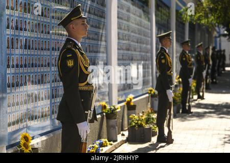 Kiev, Ucraina. 24th ago, 2022. Un militare ucraino è in guardia dal muro della memoria per i soldati ucraini caduti a Kyiv, Ucraina il Mercoledì 24 agosto 2022. Quest'anno, la Giornata dell'indipendenza dell'Ucraina, che commemora la loro rottura con l'Unione Sovietica nel 1991, coincide con il segno di sei mesi da quando la Russia ha lanciato la sua invasione su larga scala del paese. I combattimenti si sono concentrati in gran parte sulla regione orientale del Donbas e sul sud, ma la maggior parte delle parti in Ucraina rimane vulnerabile agli attacchi aerei russi. Foto di Vladyslav Musienko /UPI Credit: UPI/Alamy Live News Foto Stock