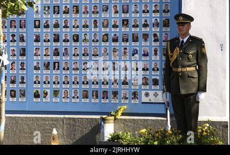 Kiev, Ucraina. 24th ago, 2022. Un serviceman ucraino è guardia dal muro di memoria per i soldati ucraini caduti a Kyiv, Ucraina il Mercoledì 24 agosto 2022. Quest'anno, la Giornata dell'Indipendenza dell'Ucraina, che commemora la sua rottura con l'Unione Sovietica nel 1991, coincide con il segno dei sei mesi da quando la Russia ha lanciato la sua invasione su larga scala del paese. I combattimenti si sono concentrati in gran parte sulla regione orientale del Donbas e sul sud, ma la maggior parte delle parti in Ucraina rimane vulnerabile agli attacchi aerei russi. Foto di Vladyslav Musienko /UPI Credit: UPI/Alamy Live News Foto Stock