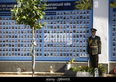 Kiev, Ucraina. 24th ago, 2022. Un serviceman ucraino è guardia dal muro di memoria per i soldati ucraini caduti a Kyiv, Ucraina il Mercoledì 24 agosto 2022. Quest'anno, la Giornata dell'Indipendenza dell'Ucraina, che commemora la sua rottura con l'Unione Sovietica nel 1991, coincide con il segno dei sei mesi da quando la Russia ha lanciato la sua invasione su larga scala del paese. I combattimenti si sono concentrati in gran parte sulla regione orientale del Donbas e sul sud, ma la maggior parte delle parti in Ucraina rimane vulnerabile agli attacchi aerei russi. Foto di Vladyslav Musienko /UPI Credit: UPI/Alamy Live News Foto Stock