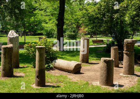 Sofia Bulgaria lapidarium con colonne di pietra di antichità e tardo antico II - VI secolo trovato in Serdica antica dai tempi dell'Impero Romano. Foto Stock