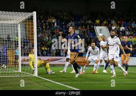 Birkenhead, Regno Unito. 24th ago, 2022. Chris Wood di Newcastle United (20) festeggia dopo aver segnato la sua squadra 2nd gol. EFL Carabao Cup round 2 match, Tranmere Rovers contro Newcastle Utd al Prenton Park di Birkenhead, The Wirral mercoledì 24th agosto 2022. Questa immagine può essere utilizzata solo per scopi editoriali. Solo per uso editoriale, licenza richiesta per uso commerciale. Nessun utilizzo nelle scommesse, nei giochi o nelle pubblicazioni di un singolo club/campionato/giocatore. pic di Chris Stading/Andrew Orchard SPORTS photography/Alamy Live news Credit: Andrew Orchard SPORTS photography/Alamy Live News Foto Stock