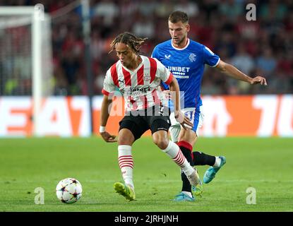 Cody Gakpo del PSV Eindhoven (a sinistra) e Borna Barisic di Rangers per la palla durante la partita di qualificazione della UEFA Champions League allo stadio PSV di Eindhoven. Data immagine: Mercoledì 24 agosto 2022. Foto Stock