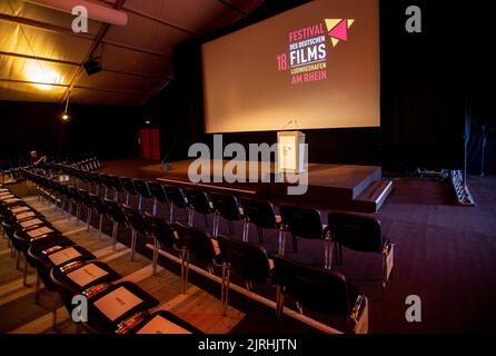 Ludwigshafen, Germania. 24th ago, 2022. La tenda cinema B del 18th Festival del Cinema Tedesco. Il festival si svolge fino al 11 settembre. Gli organizzatori del festival presenteranno un totale di 40 produzioni tedesche e 9 internazionali, oltre a 7 film per bambini in due sale cinematografiche con 900 posti ciascuno e un cinema all'aperto con 1200 posti. Credit: Joachim Ackermann/dpa/Alamy Live News Foto Stock