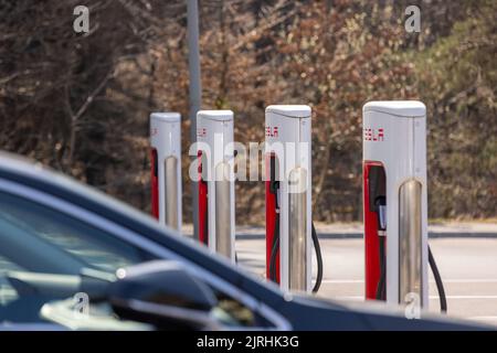 Slovenia, Lubiana - Marzo 26 2022: Auto elettrica Tesla ricarica presso la stazione di sovralimentatore Foto Stock