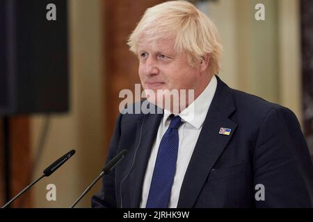 Kiev, Ucraina. 24th ago, 2022. Il primo ministro britannico Boris Johnson ascolta una domanda durante una conferenza stampa congiunta con il presidente ucraino Volodymyr Zelenskyy, al Palazzo Mariinsky, 24 agosto 2022 a Kyiv Ucraina. Credit: Sarsenov Daniiar/Ukraine Presidency/Alamy Live News Foto Stock