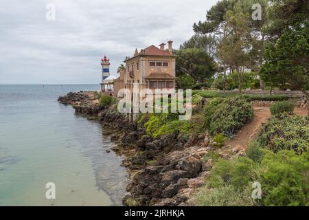 Una vista panoramica della Casa di Santa Maria e del faro di Santa Marta a Cascais, Portogallo Foto Stock