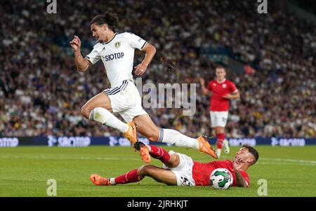 Luke Ayling (a sinistra) del Leeds United e Matthew Wolfe di Barnsley si battono per la palla durante la seconda partita della Carabao Cup a Elland Road, Leeds. Data immagine: Mercoledì 24th agosto, 2022. Foto Stock