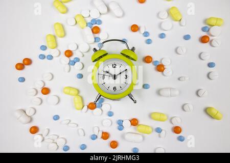 Sveglia e farmaci. Tempo di prendere pillole concetto foto. Uso di farmaci di base. Foto Stock