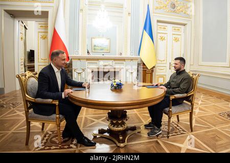 Kiev, Ucraina. 23rd ago, 2022. Il presidente ucraino Volodymyr Zelenskyy, a destra, tiene un incontro uno-a-uno con il presidente polacco Andrzej Duda, a sinistra, al palazzo Mariinskyi, 23 agosto 2022 a Kyiv Ucraina. Credit: Sarsenov Daniiar/Ukraine Presidency/Alamy Live News Foto Stock