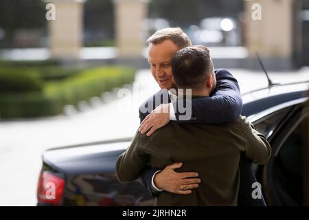 Kiev, Ucraina. 23rd ago, 2022. Il presidente ucraino Volodymyr Zelenskyy, a destra, abbraccia il presidente polacco Andrzej Duda, a sinistra, all'arrivo al palazzo Mariinskyi, 23 agosto 2022 a Kyiv Ucraina. Credit: Sarsenov Daniiar/Ukraine Presidency/Alamy Live News Foto Stock