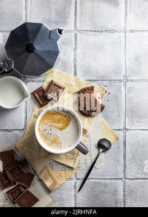 Tazza di caffè con cioccolato. Vita intima con spazio testo su sfondo grigio piastrelle, vista dall'alto. Concetto di colazione con spazio testo Foto Stock