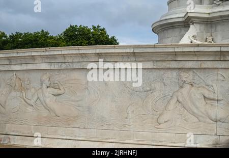 Londra, Inghilterra, Regno Unito - 6 luglio 2022: Victoria Memorial. Nettuno Dio romano e mermen sul murale in fondo al monumento. Foto Stock