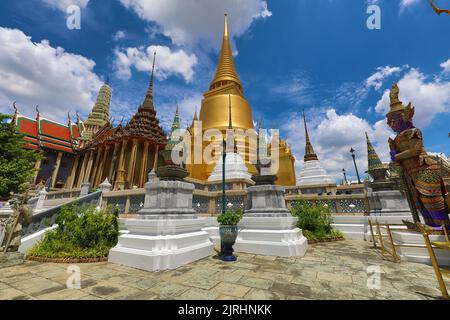 Golden Phra si Rattana Chedi a Wat Phra Kaew, Tempio del Buddha di Smeraldo, Bangkok, Thailandia Foto Stock