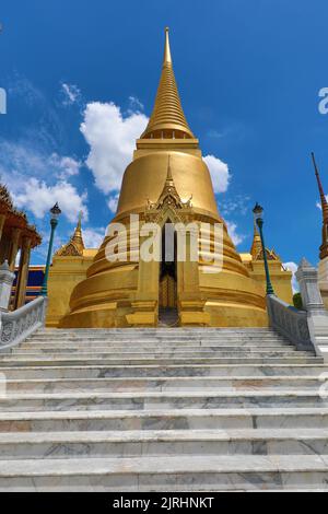 Golden Phra si Rattana Chedi a Wat Phra Kaew, Tempio del Buddha di Smeraldo, Bangkok, Thailandia Foto Stock