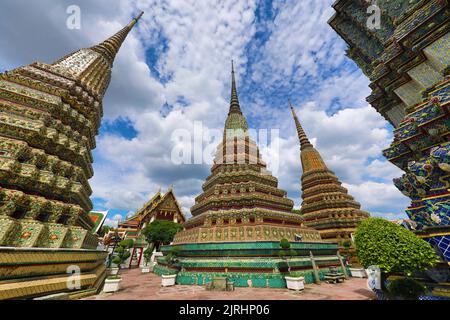 Guglie di chedis piastrellato al tempio di Wat Pho, Bangkok, Thailandia Foto Stock