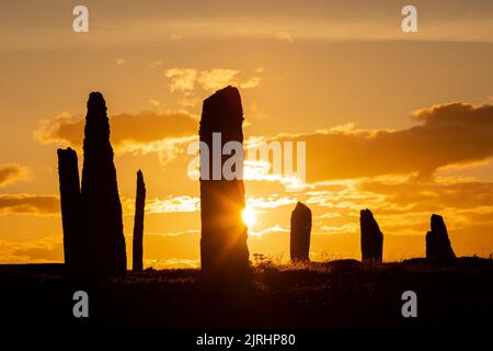 Orkney, Regno Unito. 24th ago, 2022. L'anello di Brodgar, Orkney, sembra drammatico mentre il sole tramonta. Il cerchio di pietra neolitico di 4.500 anni fa fa parte del cuore del Neolitico Orcadi Sito Patrimonio Mondiale, e delle 60 pietre originali solo 36 sopravvivono. Credit: Peter Lopeman/Alamy Live News Foto Stock